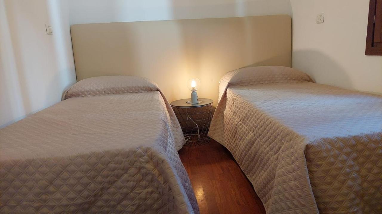 Casa Vacanze I Leoni 엠폴리 외부 사진